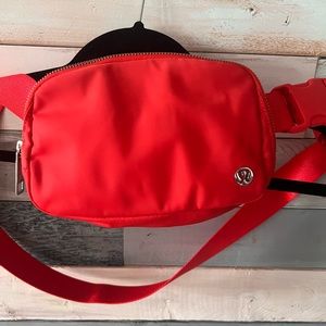 Lululemon Everywhere belt bag - Red